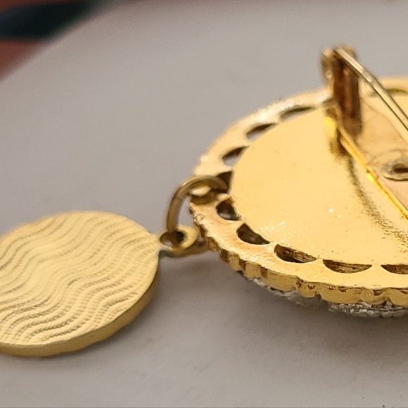 VINTAGE 3D GOLD & SILVER WREATH MEDALLION ANGEL MARY COIN BROOCH FUR PIN - Picture 11 of 11